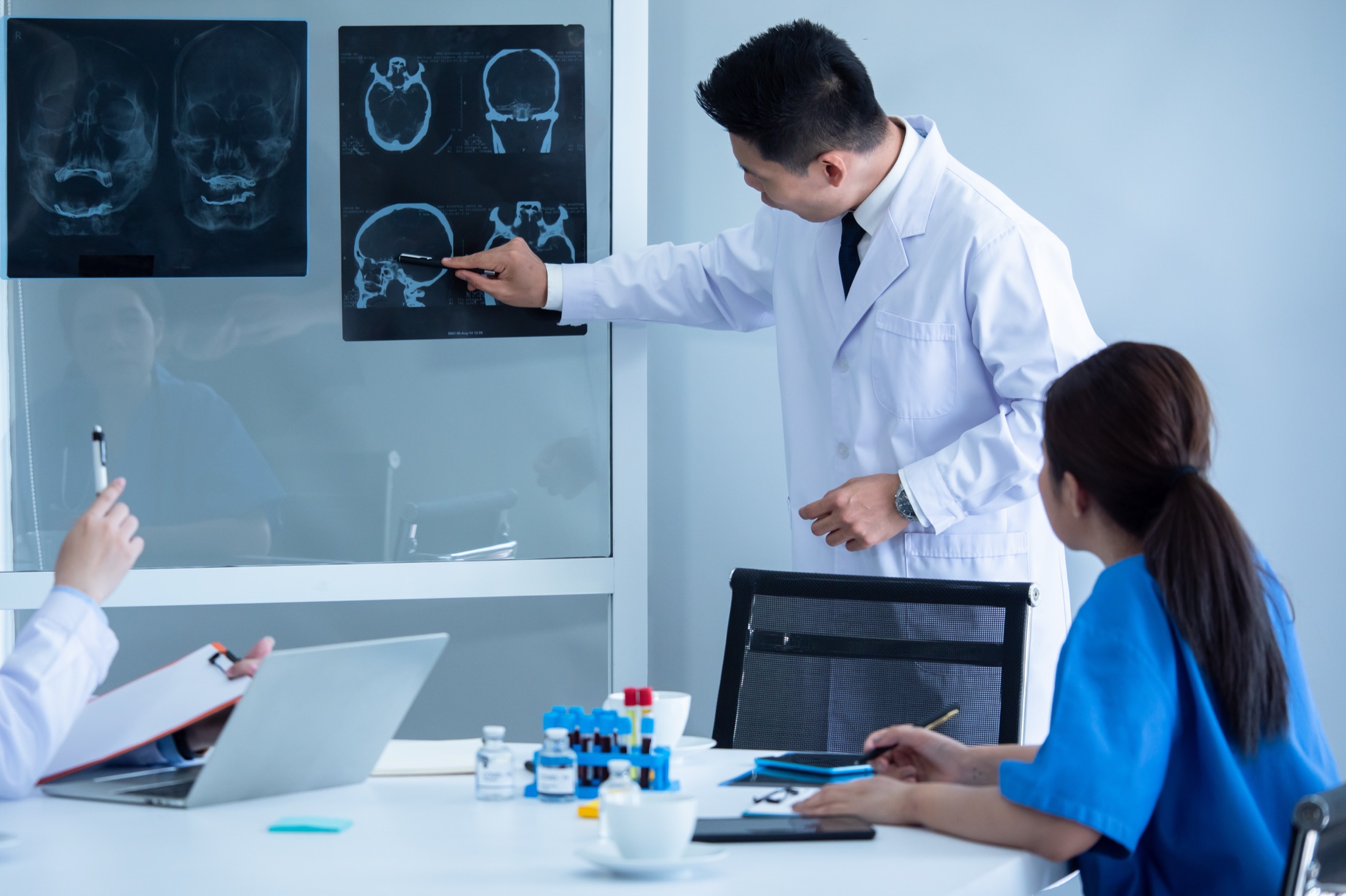 Profesionales médicos discutiendo imágenes de radiología.