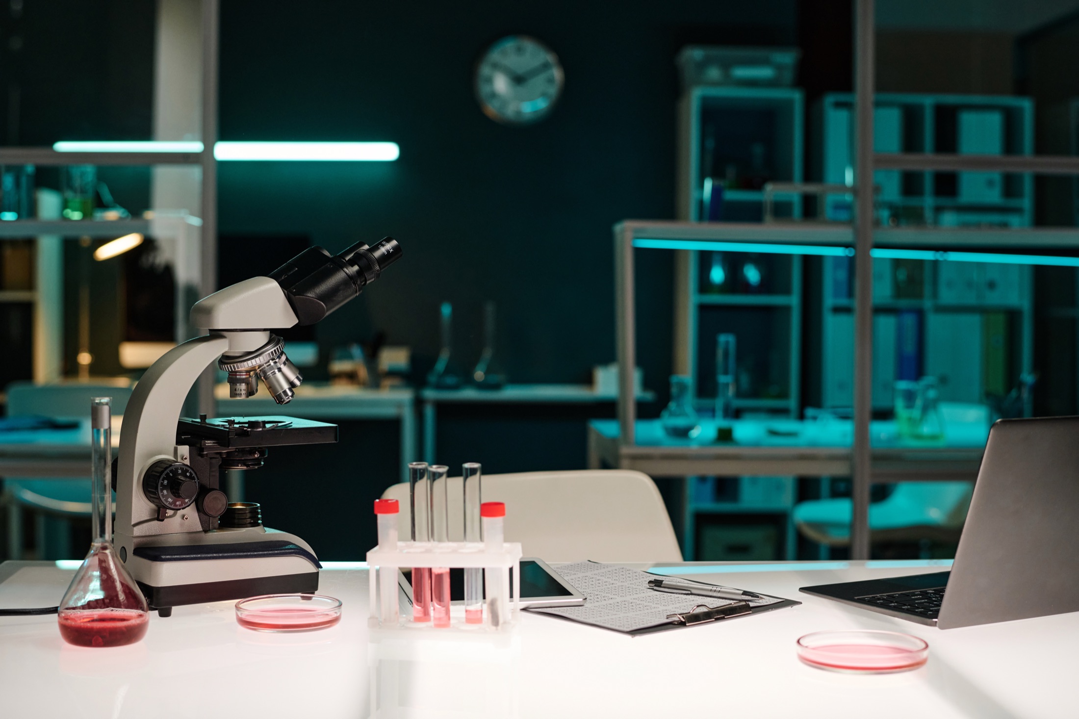 Microscopio de laboratorio profesional y tecnología médica.